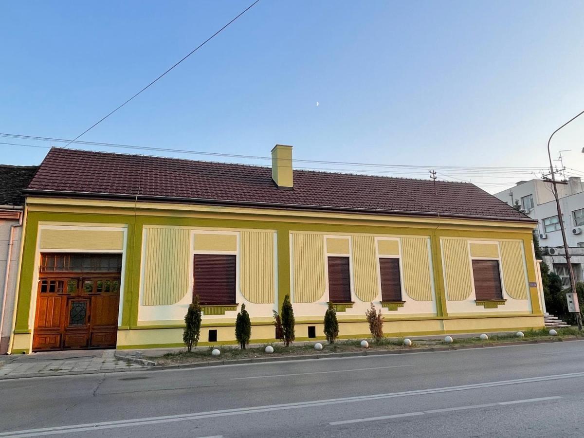 Pb Urban Garden Stay With Secured Parking Sremska Mitrovica Exterior foto