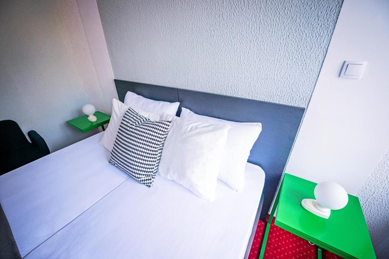 Pb Urban Garden Stay With Secured Parking Sremska Mitrovica Exterior foto